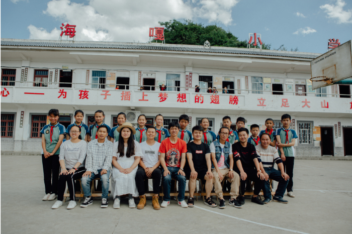 ▲2019年，海嘎小学有了建校20多年来第一批六年级的13名毕业生，图为毕业合影，前排中间为校长郑龙。受访者供图