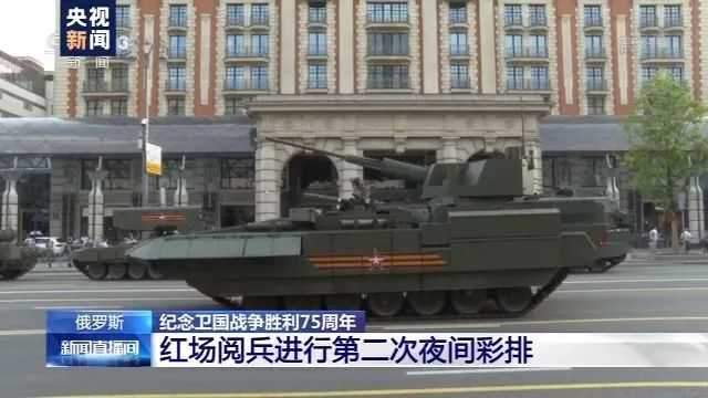 　▲总台记者在夜间彩排前拍摄