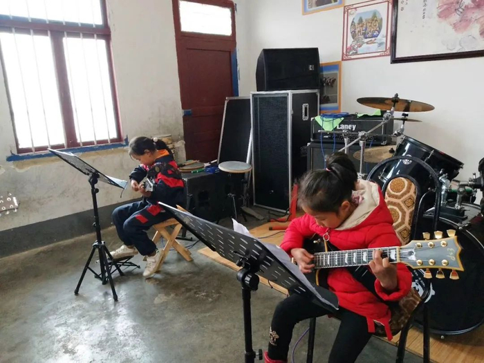 ▲海嘎小学学生在午休时间练习弹吉他。受访者供图