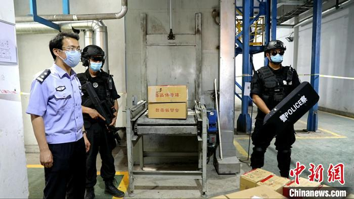 特警全程武装押运。　吴海涛 摄