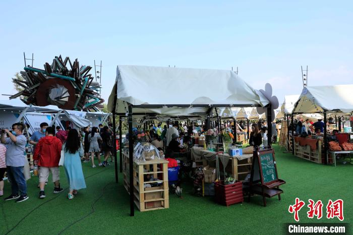 蛮有人气！　沈殿成 摄