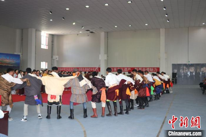 图为“达顿宴”现场学生们表演藏族歌舞。　潘雨洁 摄