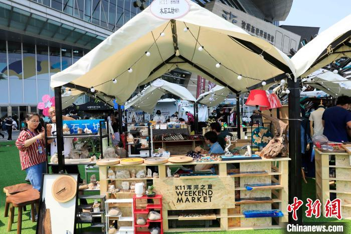 艺趣手作随处可见。　沈殿成 摄