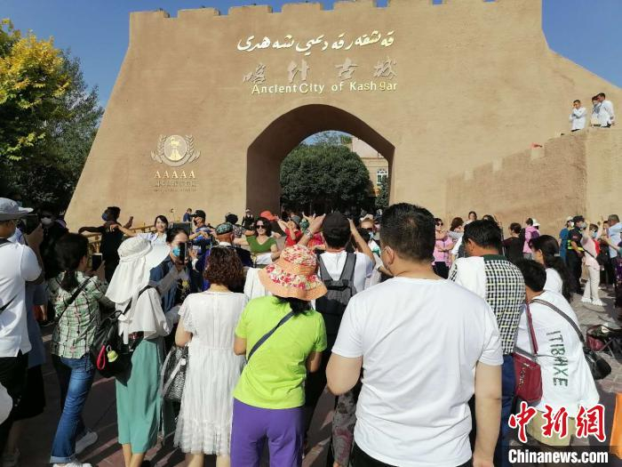中国5A级旅游景区喀什古城每天举行入城仪式，吸引大量疆内外游客。　张欢 摄