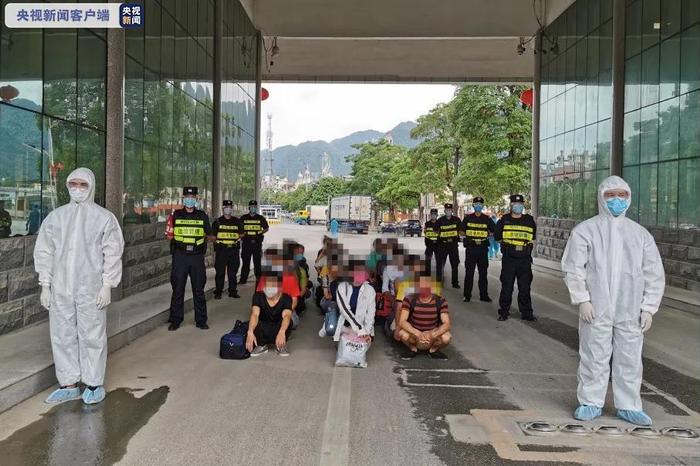 广西22名非法入境走私外籍人员结束刑期，被遣送出境