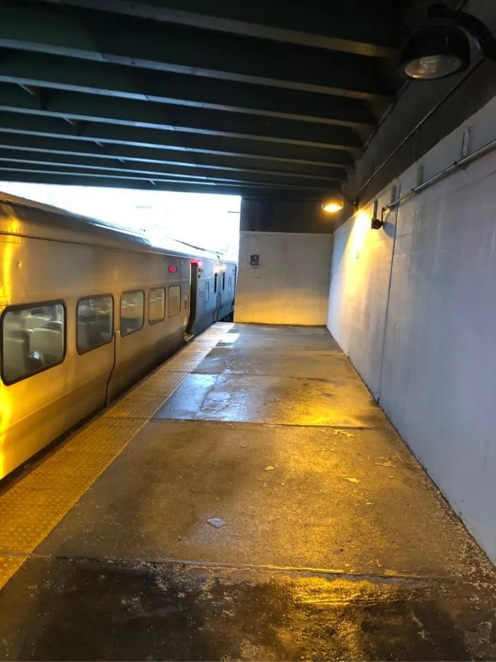 纽约地铁甚至站台和车厢不一样长，要下车还得往前跑7节车厢（图源：一位华人留学生）