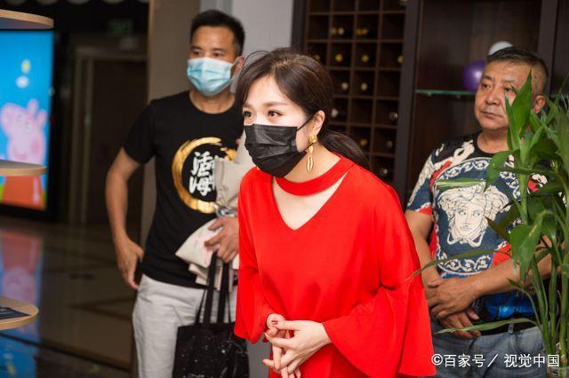 知名网络歌手胡杨林商演场面火爆，再唱成名曲《香水有毒》引追捧