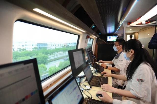  时速600公里高速磁浮试验样车首次试跑