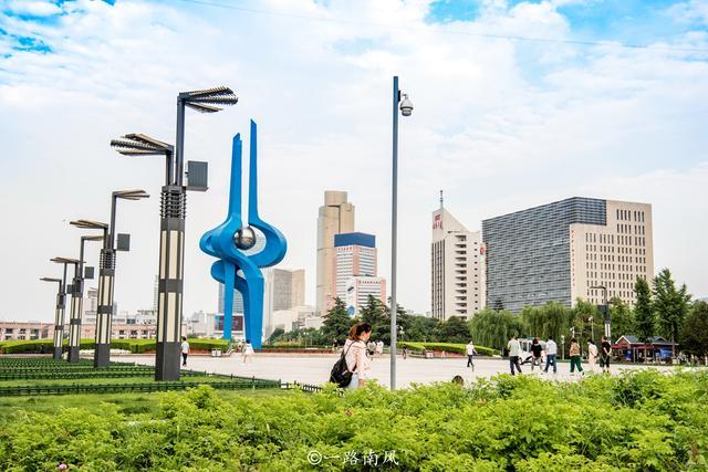 济南最大广场，我国唯一的“联合国国际艺术广场”，现为旅游胜地