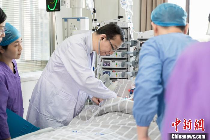 严静为患者进行检查。　浙江医院供图