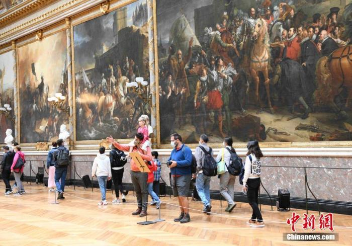 当地时间6月6日，民众在法国凡尔赛宫参观。当天凡尔赛宫恢复开放。参观者需要在线购买门票，并且要戴上口罩。受新冠肺炎疫情影响，凡尔赛宫关闭近3个月。 中新社记者 李洋 摄