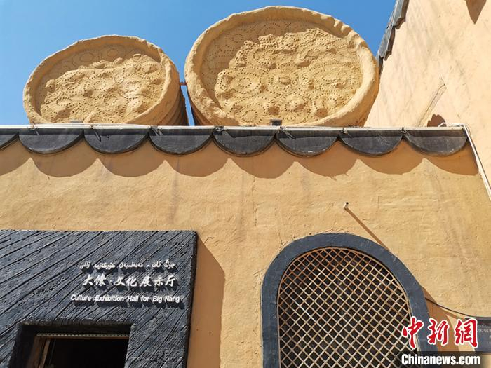 库车市大馕城文化展示厅入口。　王安妮 摄