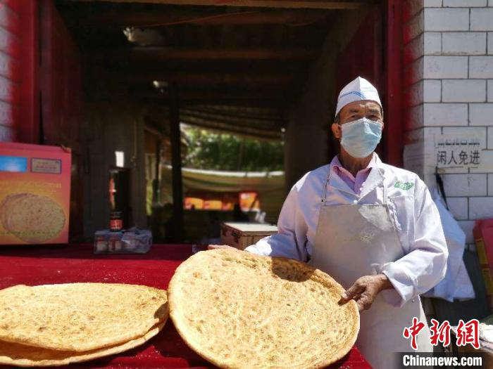 库车大馕的第五代传承人热西提？依米提展示大馕。　王安妮 摄