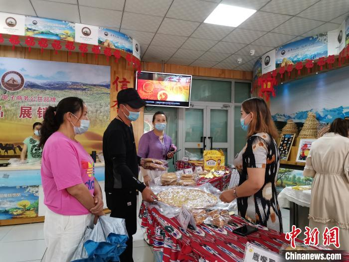 游客在库车市大馕城电商区选购馕。　王安妮 摄