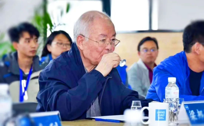 ▲白酒泰斗、著名白酒专家梁邦昌品鉴江小白