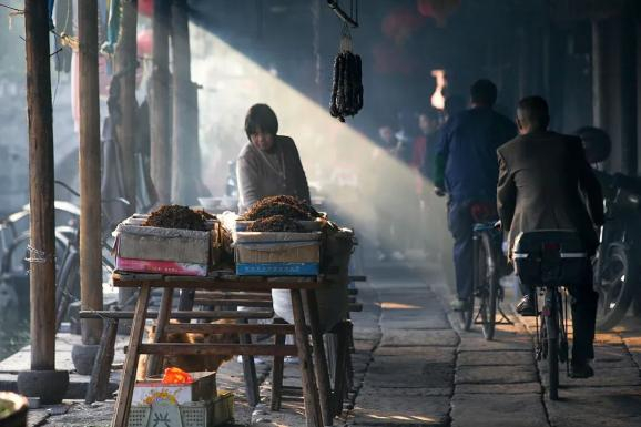 ▲ 绍兴安昌古镇，晾晒的梅干菜。摄影/方托马斯
