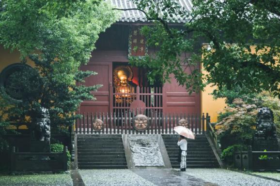 ▲ 上图：雨季水汽弥漫的浙江桐庐。摄影/韩阳；下图：雨中的杭州净慈寺。摄影/项玥