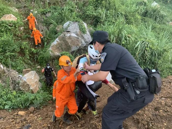 好险！一骑行爱好者在大新强行通过塌方区被困，幸得民警紧急救援！