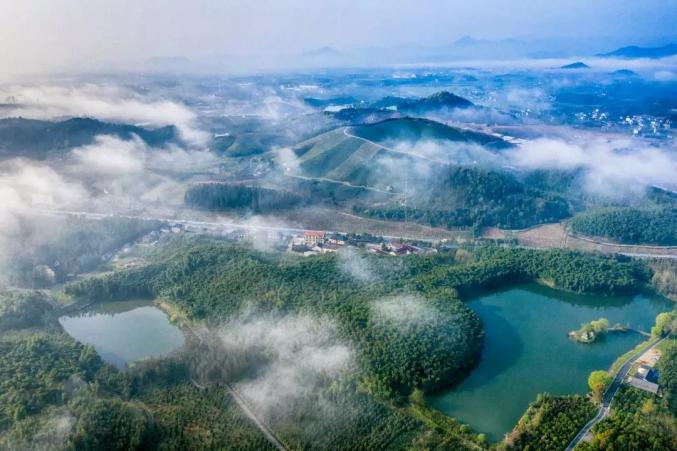 ▲ 上图：河姆渡干栏式房屋复原图。摄影/蔡敏 下图：良渚古城遗址，由谷口高坝区和平原低坝区共同构成的外围水利系统。 摄影/朱关城