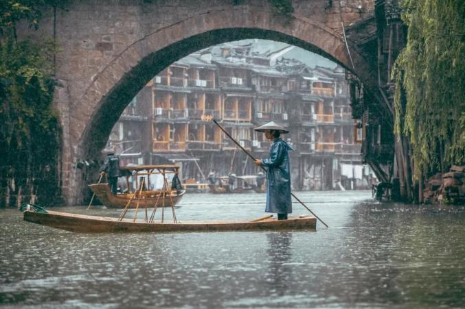 ▲ 雨季的凤凰古城，别有一番韵味。 摄影/卢文