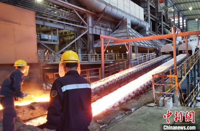 图为首条生产线投产场景。雅石印尼公司 供图