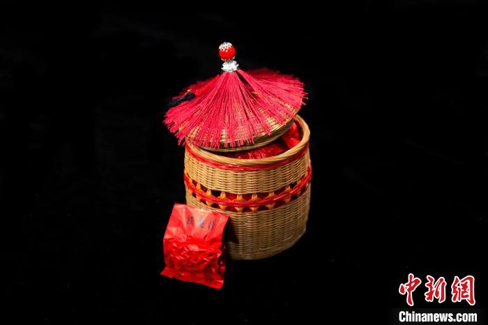 图为安溪湖上乡盛富村竹编专业合作社携手高校制作的独具创意的《名相杯》。　郭斌 摄