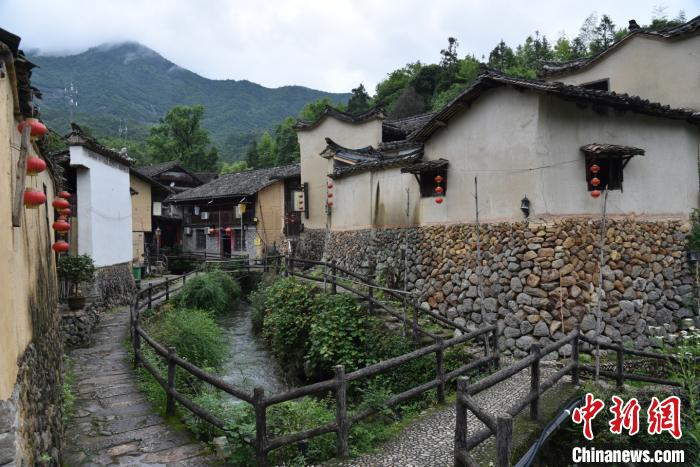 浙江龙泉下樟古村唤醒乡愁，引游客前来体验山居生活 范宇斌 摄