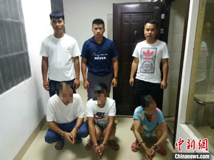 图为警方抓获犯罪嫌疑人 崇左警方提供