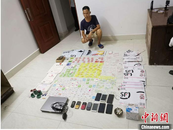 图为嫌疑人指认涉案物品 崇左警方提供