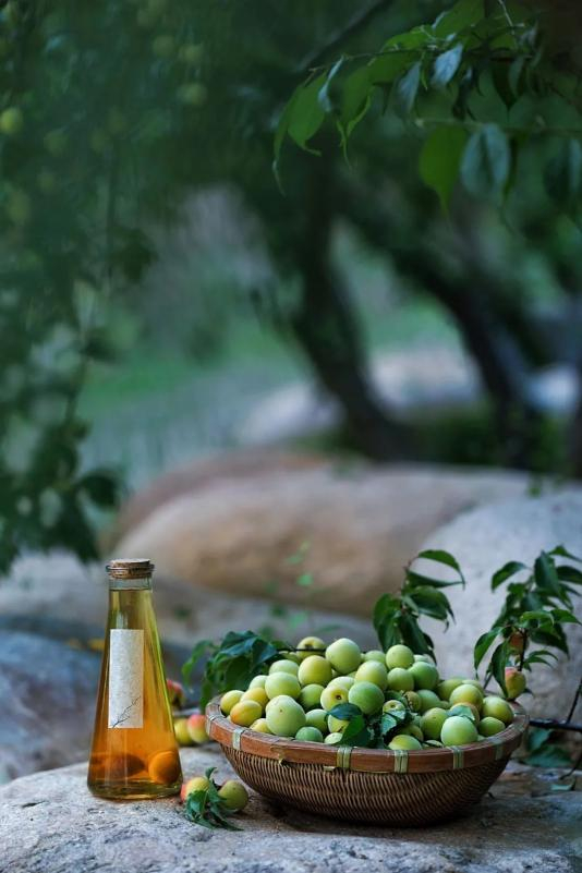 ▲ 青梅与酒。图/视觉中国