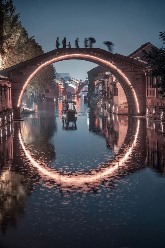 ▲ 南浔古镇，江南夜雨。 摄影/闲云