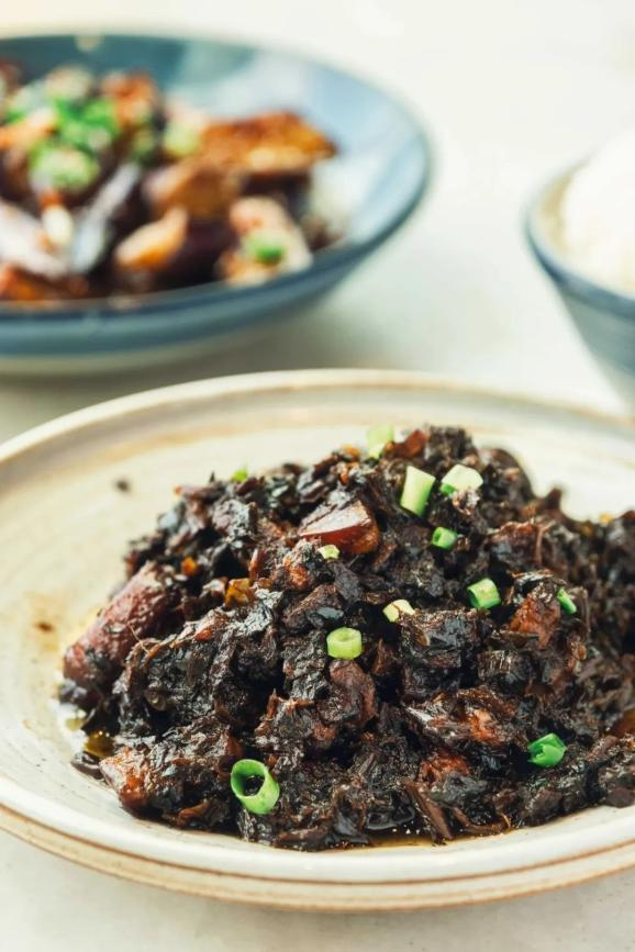 ▲ 梅干菜扣肉。摄影/学文映像