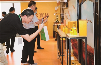  与会嘉宾拍照留念