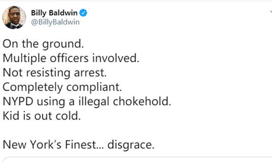 （图为一名民主党的支持者斥责纽约警察的做法是耻辱）