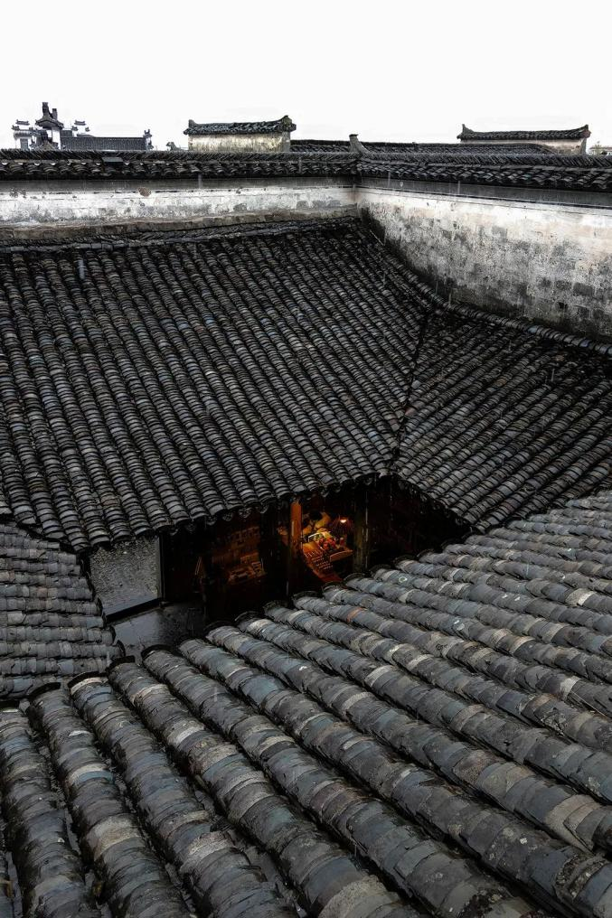 ▲ 雨中的安徽黟县碧山书局，天井院格局。 摄影/方托马斯