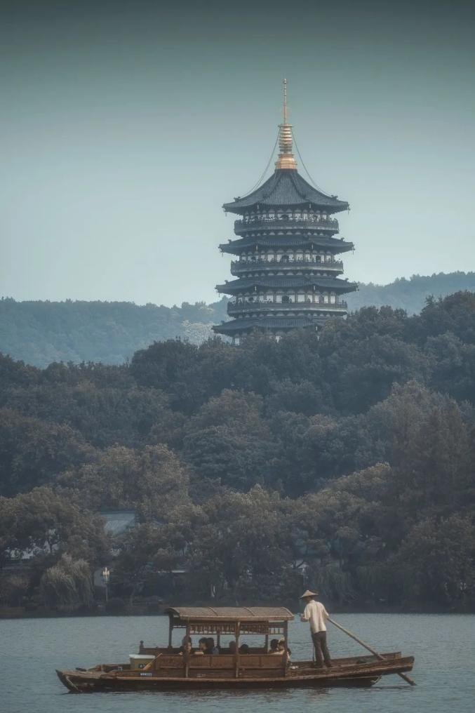 ▲ 西湖雷峰塔，烟水迷濛。 图/视觉中国