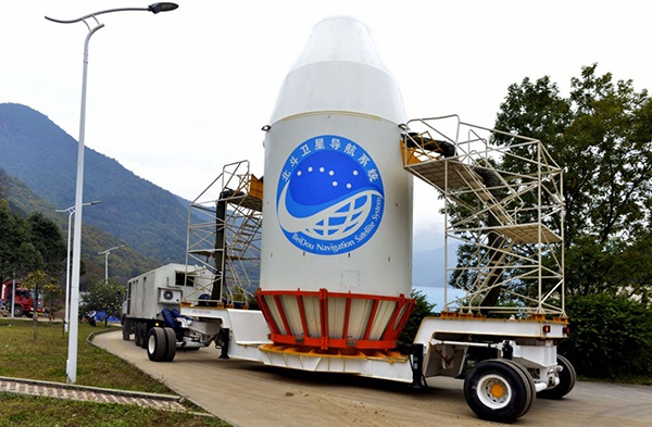 卫星运往发射塔架。南勇 摄