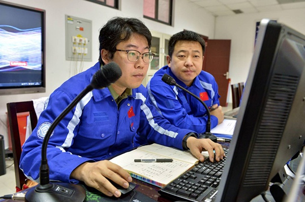 对卫星进行精心测试。南勇 摄