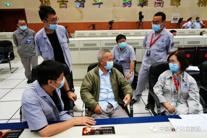 6月19日，北斗卫星导航系统工程总设计师杨长风，长三甲系列火箭“两总”在西昌卫星发射中心指导火箭常规推进剂泄出作业（刘淮宇&nbsp;摄）