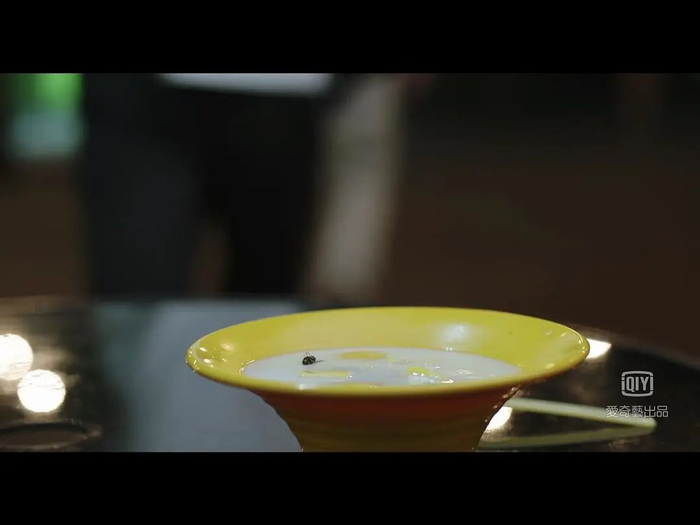 ▲苍蝇落在了甜品上。