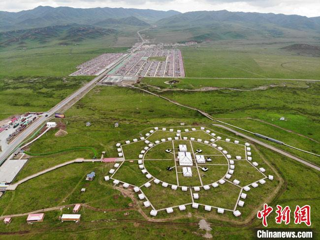 尕秀村的帐篷城由108顶大小各异的藏式风格帐篷组成。空中俯瞰，一顶顶帐篷如同一颗颗璀璨的珍珠，点缀着晒银滩草原的秀美。　杨艳敏 摄