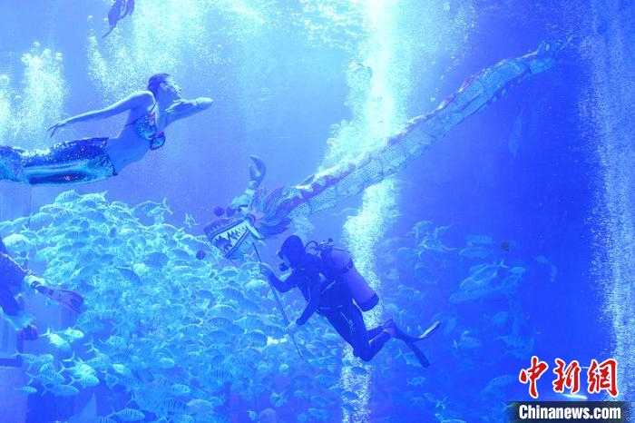 美人鱼在海底与龙王相遇。　姬东 摄