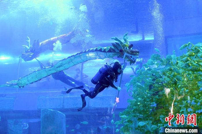 为端午节专门打造的演艺大餐《龙王传奇》吸引了观众视线。　姬东 摄