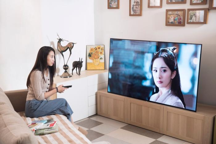 季冠霖看自己配音的电视剧《三生三世十里桃花》。来源：受访者供图