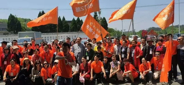 ▲3月初，蚩尤康旅在湖南涨价仙湖村组织上百学员考察并且召开集资大会后部分学员合影。受访者供图