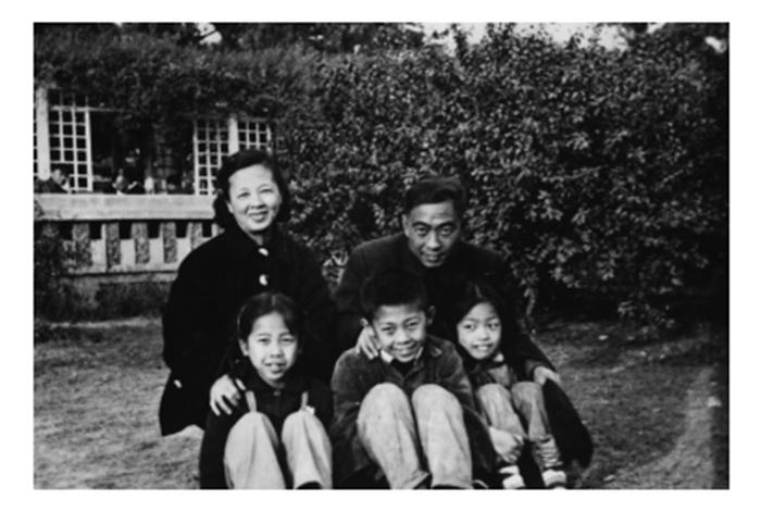 汪曾祺一家，一九六一年摄于北京中山公园。受访者供图