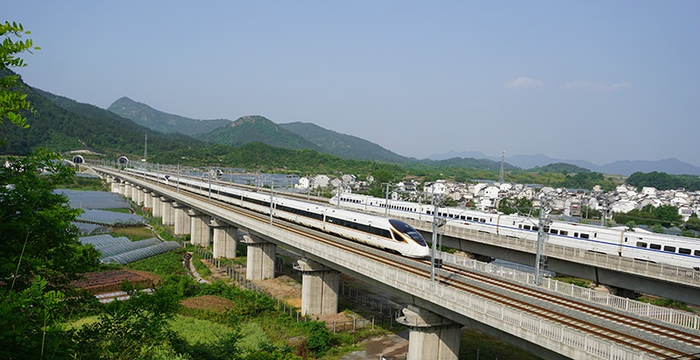 高铁列车在杭黄高铁线上飞驰&nbsp; &nbsp;本文图片均为中国铁路上海局集团有限公司提供