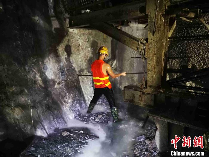 图为施工人员正在斜井掌子面进行风钻作业。　黄再云 摄