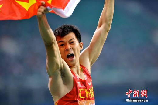 广州亚运会田径男子100米决赛中，中国选手劳义夺得金牌。中新社记者 柯小军 摄