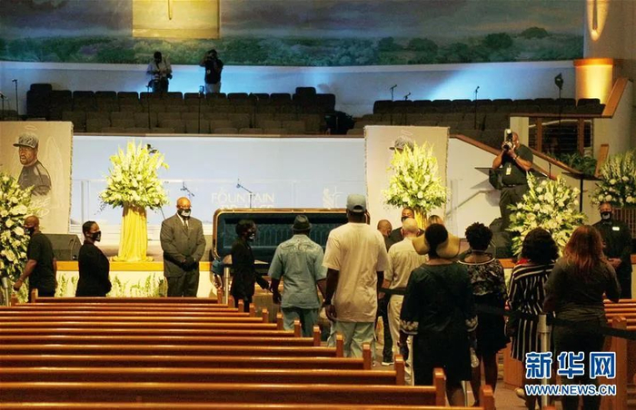 ▲6月8日，在美国得克萨斯州休斯敦市，人们在教堂内瞻仰弗洛伊德遗体。 新华社发（宋穹 摄）